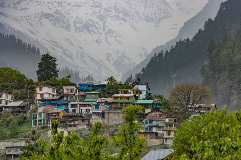 Manali village with Himalayan peaks